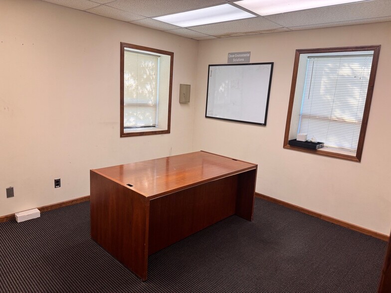 More Photos Of 32 Marquette Ave, Oglesby Warehouse For Lease