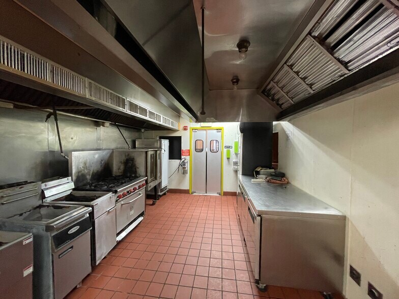 More Photos Of 3105 Saint Paul St, Baltimore Storefront Retail Residential For Lease