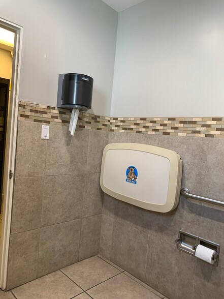 More Photos Of 5797 Washington Blvd, Culver City Showroom For Lease