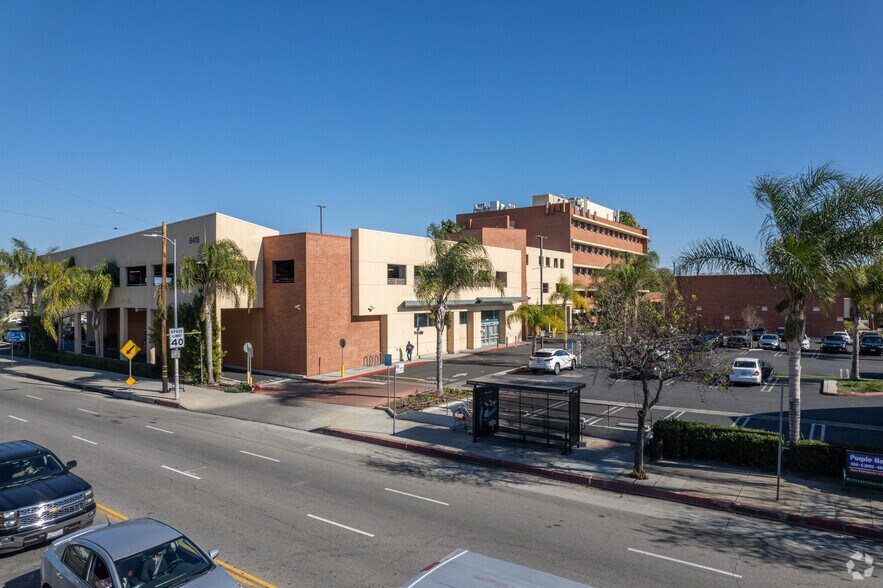 More Photos Of 19231 Victory Blvd, Reseda Medical For Lease