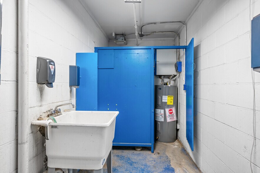 More Photos Of 1441 Central Ave, Columbus Auto Repair For Lease