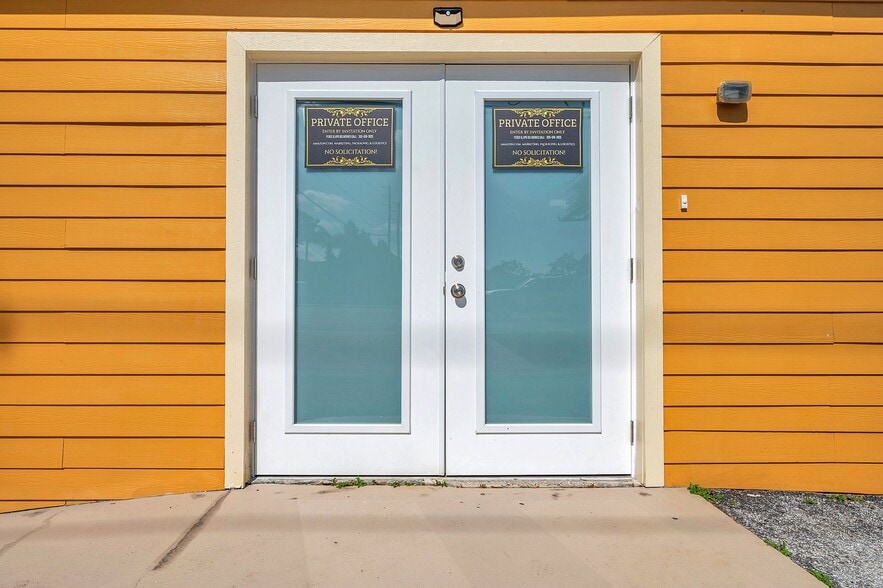 More Photos Of 7949 Ulmerton Rd, Largo Storefront For Sale