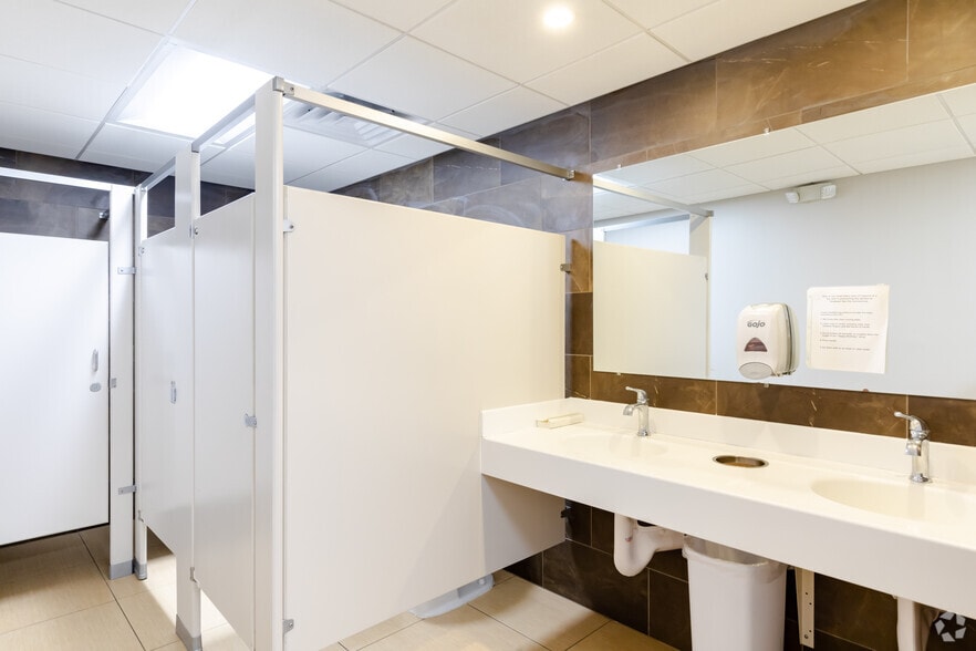 More Photos Of 799 Roosevelt Rd, Glen Ellyn Office For Lease