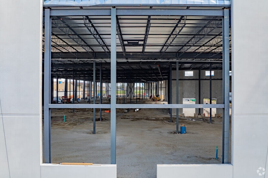 More Photos Of 435 Cityview Blvd, Vaughan Industrial For Sale