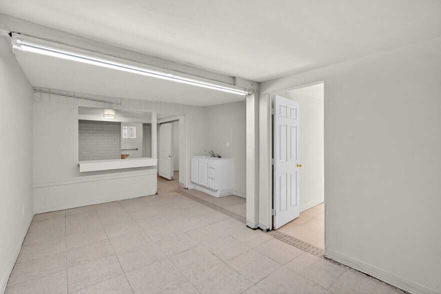 More Photos Of 4401 N 16th St, Phoenix Freestanding For Lease