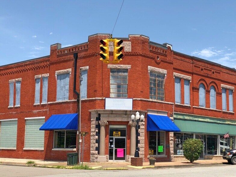 More Photos Of 101 N Broadway St, Hugo Freestanding For Lease