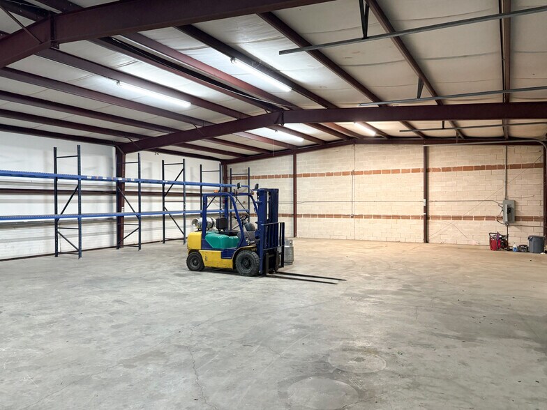 More Photos Of 13131 Lookout Run, San Antonio Warehouse For Lease