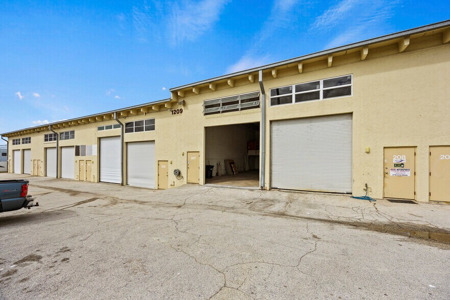 More Photos Of 1209 Gateway Rdg, Lake Park Warehouse For Sale