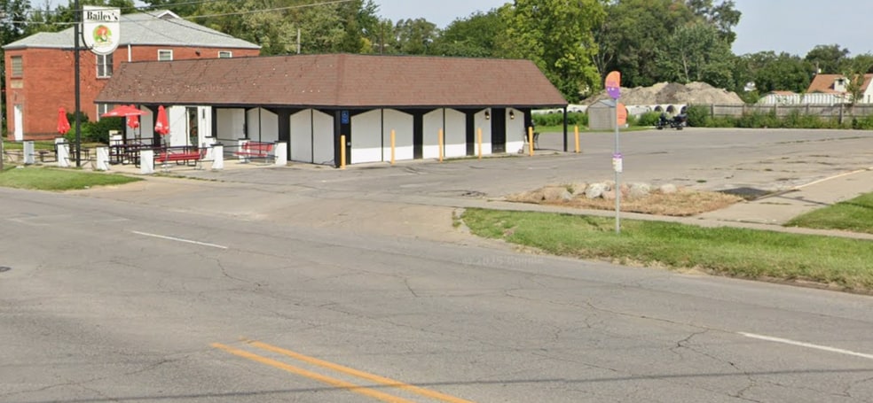 Primary Photo Of 918 E Euclid Ave, Des Moines Bar For Sale