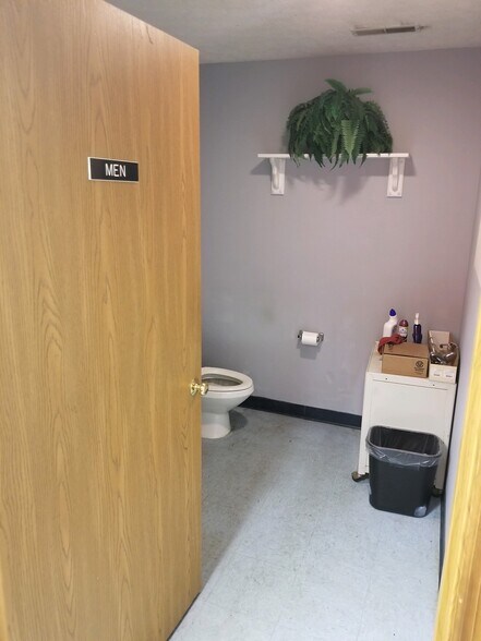 More Photos Of 1720 Titus Rd, Springfield Freestanding For Lease