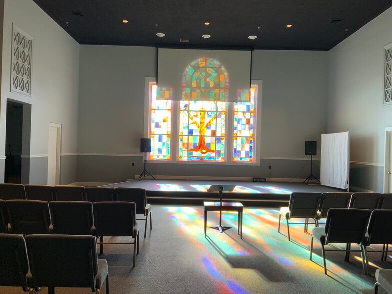 More Photos Of 401 W Poplar St, Elizabethtown Religious Facility For Sale