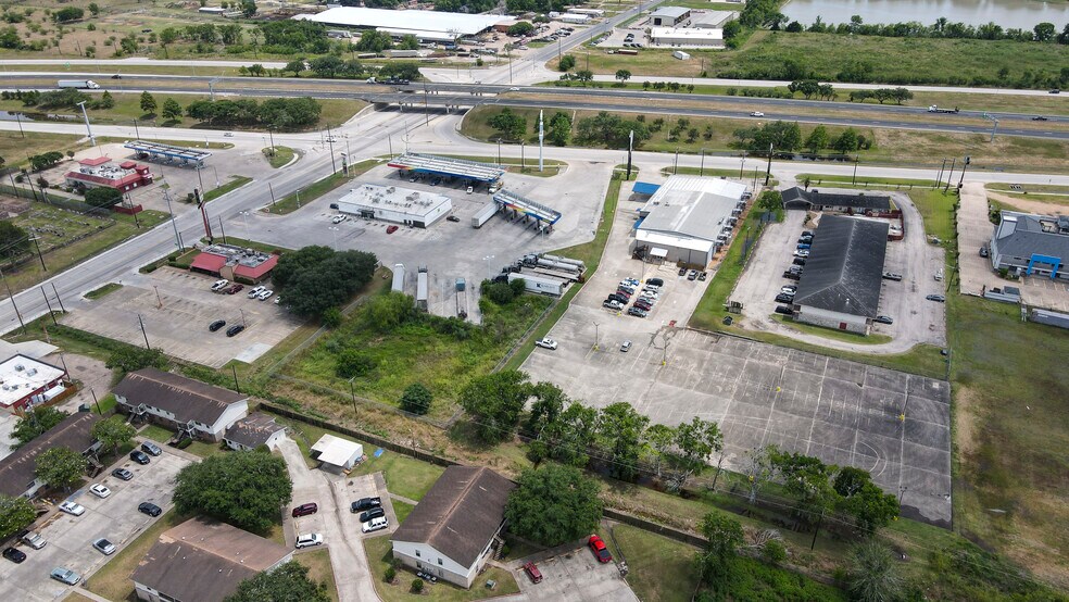 More Photos Of 25000 US 59 Rd, El Campo Flex For Sale