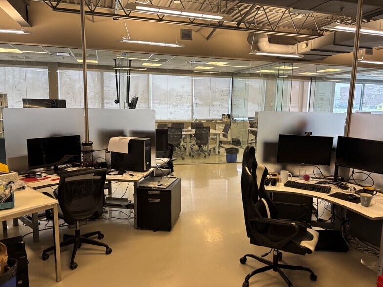 More Photos Of 1995 55E Av, Dorval Office For Lease