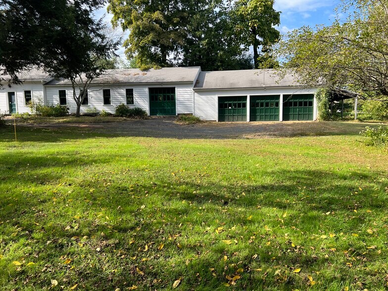 More Photos Of 2 Winslow pl, Simsbury Light Distribution For Sale