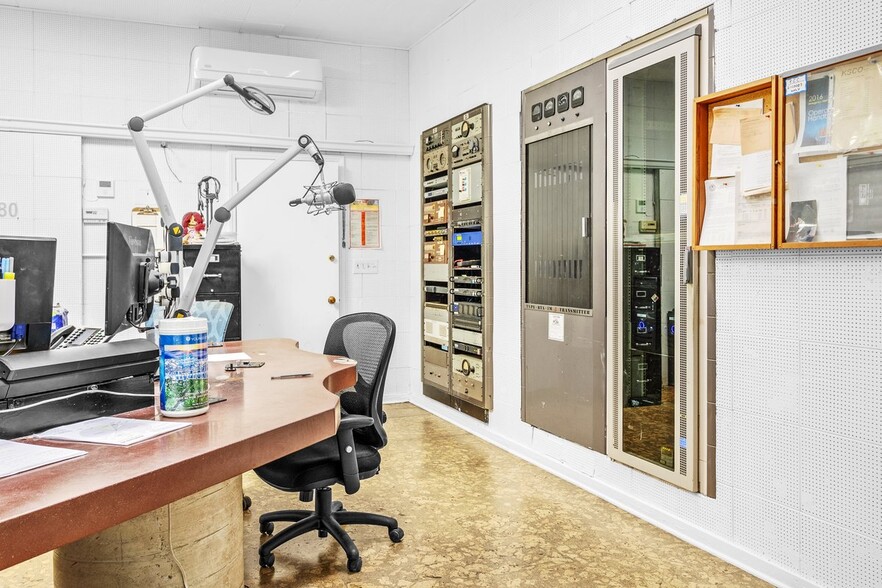 More Photos Of 2300 Portola Dr, Santa Cruz Warehouse For Sale