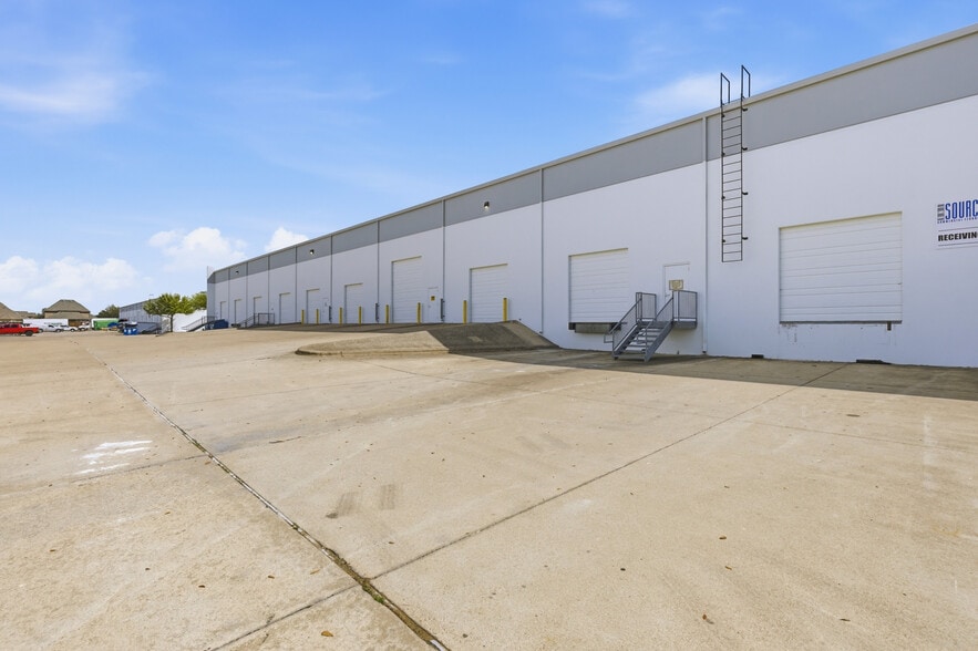 More Photos Of 3912 Gattis School Rd, Round Rock Warehouse For Lease