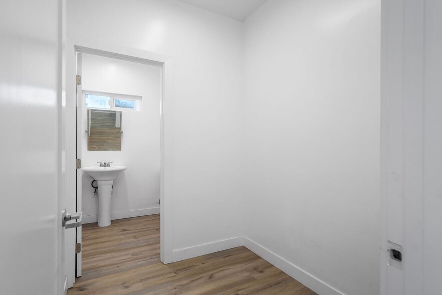 More Photos Of 3170 E 11th St, Los Angeles Warehouse For Lease