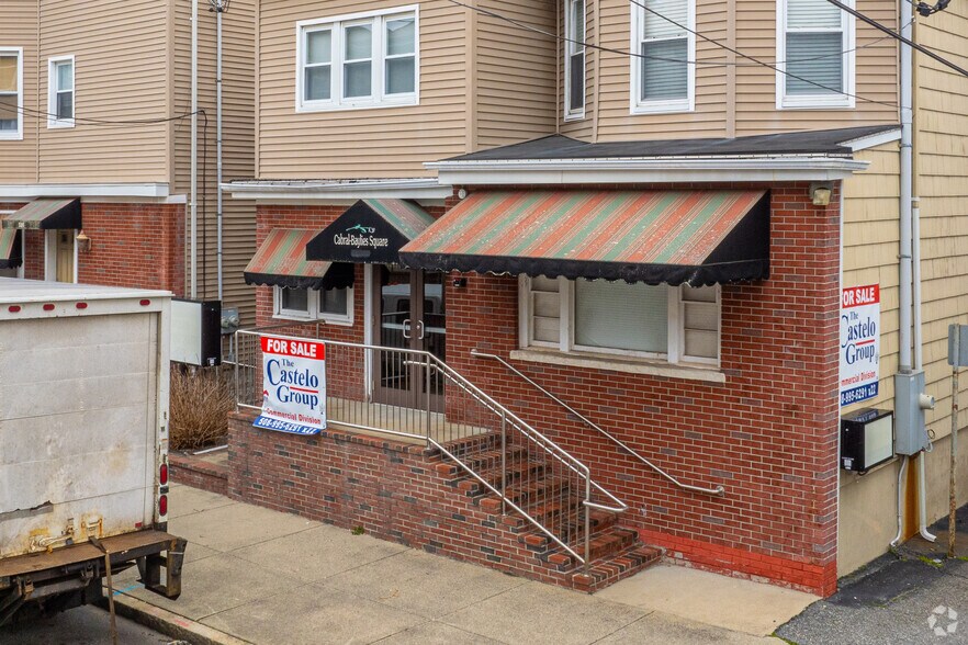 More Photos Of 512 N Front St, New Bedford Storefront Retail Residential For Sale