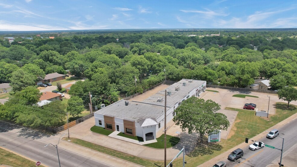 More Photos Of 1702-1708 N Commerce St, Ardmore General Retail For Lease