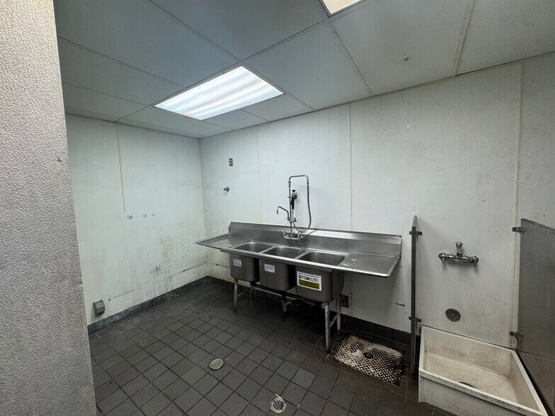 More Photos Of 1428-1430 W Glenoaks Blvd, Glendale Freestanding For Lease
