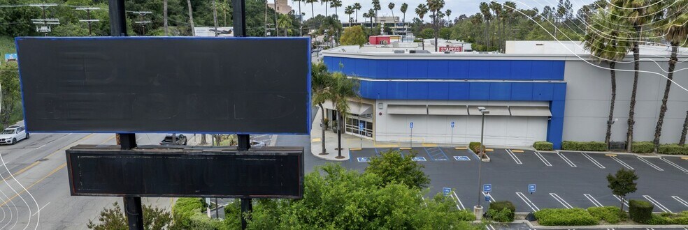 More Photos Of 12555-12565 Ventura Blvd, Studio City Department Store For Lease