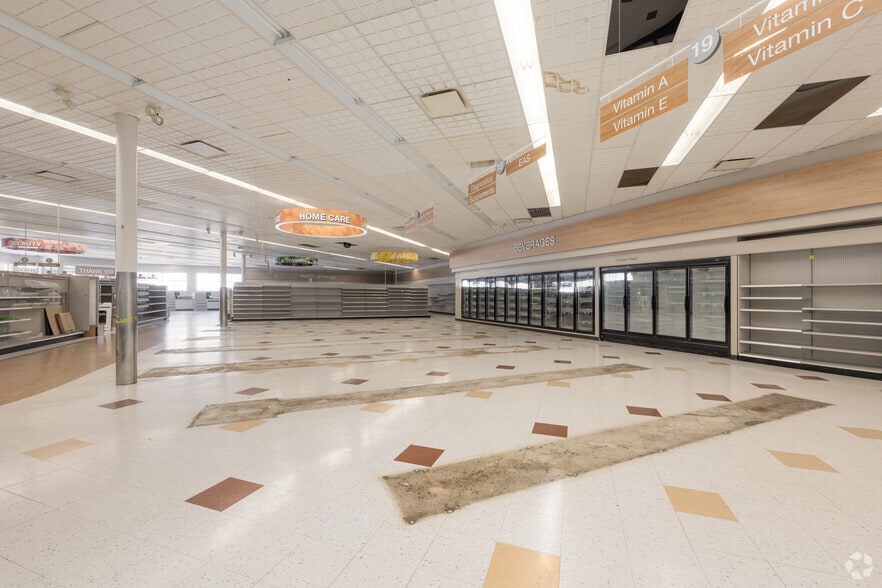 More Photos Of 735 N Water St, Uhrichsville Drugstore For Lease