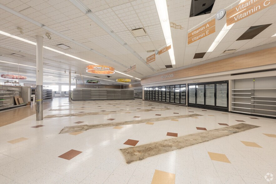 More Photos Of 735 N Water St, Uhrichsville Drugstore For Sale