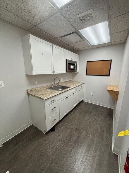 More Photos Of 70 Main St, Warrenton Office For Lease