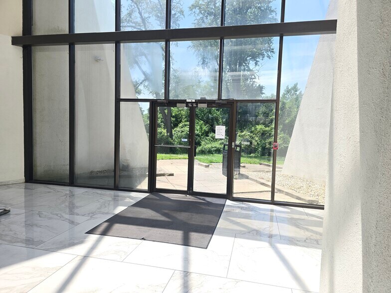 More Photos Of 2323 Lake Club Dr, Columbus Office For Lease