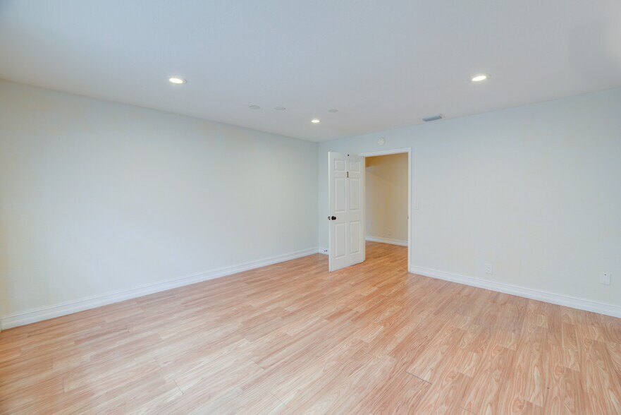 More Photos Of 359 10th St, West Palm Beach Storefront Retail Office For Sale