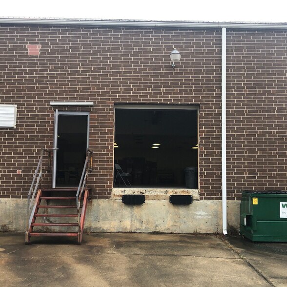 More Photos Of 3703 Alliance Dr, Greensboro Showroom For Lease