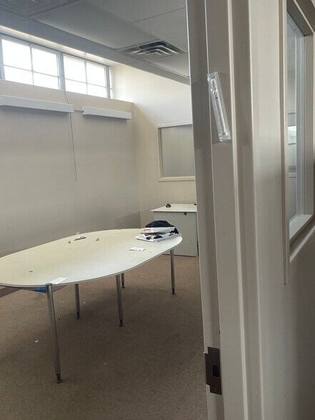 More Photos Of 100 Commerce Dr, Freehold Manufacturing For Lease