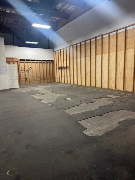 More Photos Of 210 Dupont St, Corona Showroom For Lease