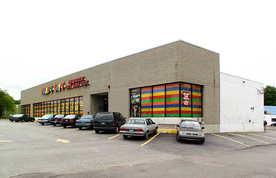 More Photos Of 292 Boston Post Rd, Orange Freestanding For Lease