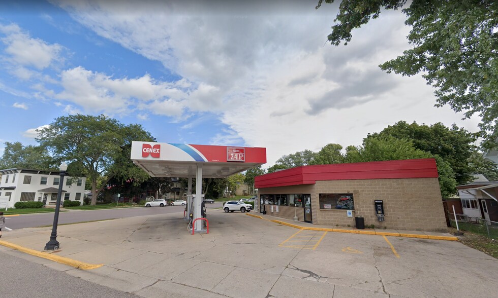 More Photos Of 520 Ash St, Baraboo Service Station For Sale
