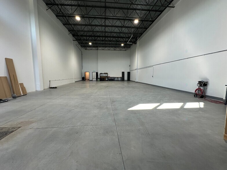 More Photos Of 5539 St Ernest-Cormier, Laval Showroom For Lease