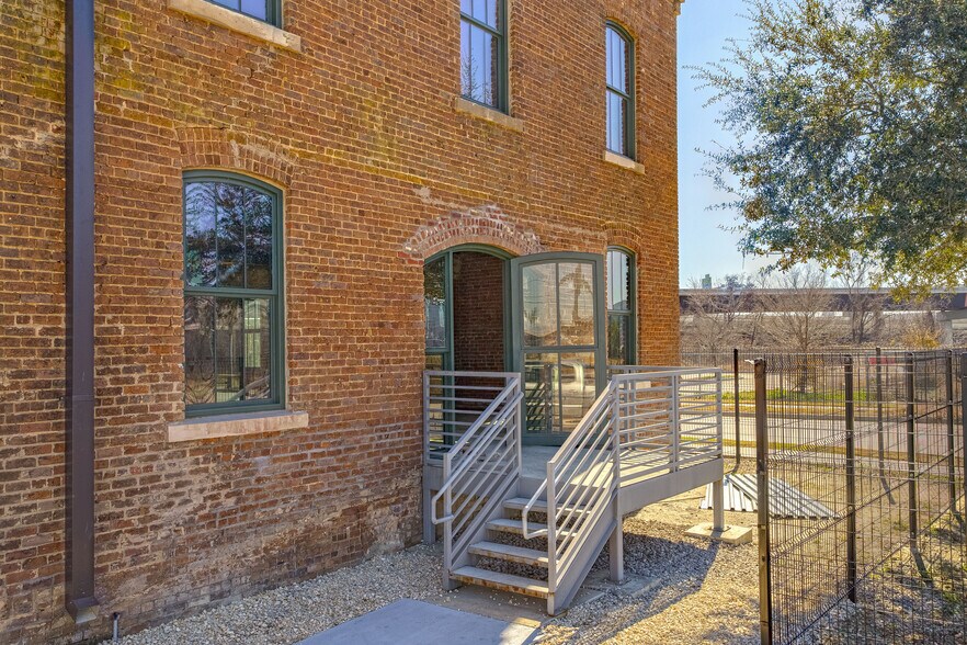 More Photos Of 2000 Nance St, Houston Loft Creative Space For Lease