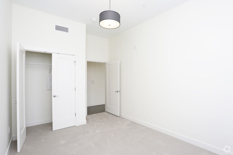 More Photos Of 1059 Wealthy St SE, Grand Rapids Apartments For Lease