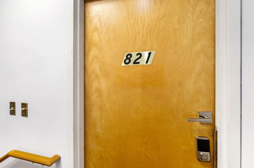 More Photos Of 821-824 Courtyard Dr, Hillsborough Office For Lease