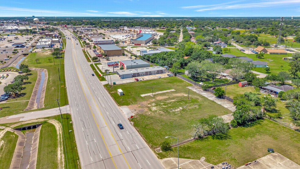 More Photos Of 9505 N Navarro St, Victoria Land For Sale