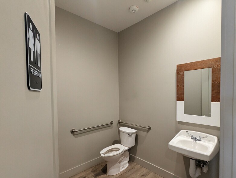 More Photos Of 1765 W Commerce Pky, Beaumont Industrial For Lease