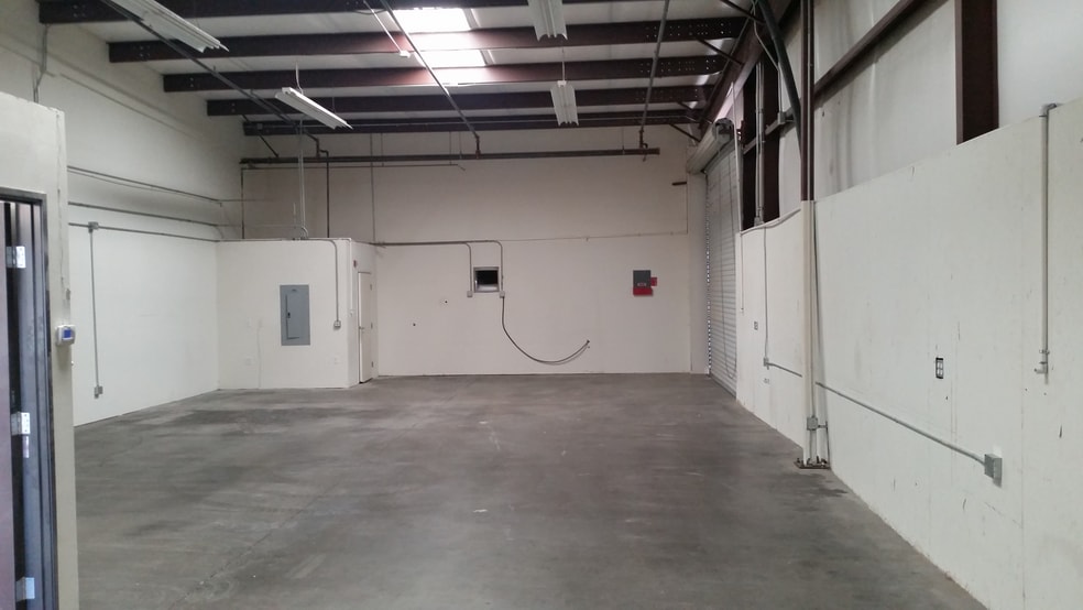 More Photos Of 2010 Holly Ave, Lake Havasu City Warehouse For Lease