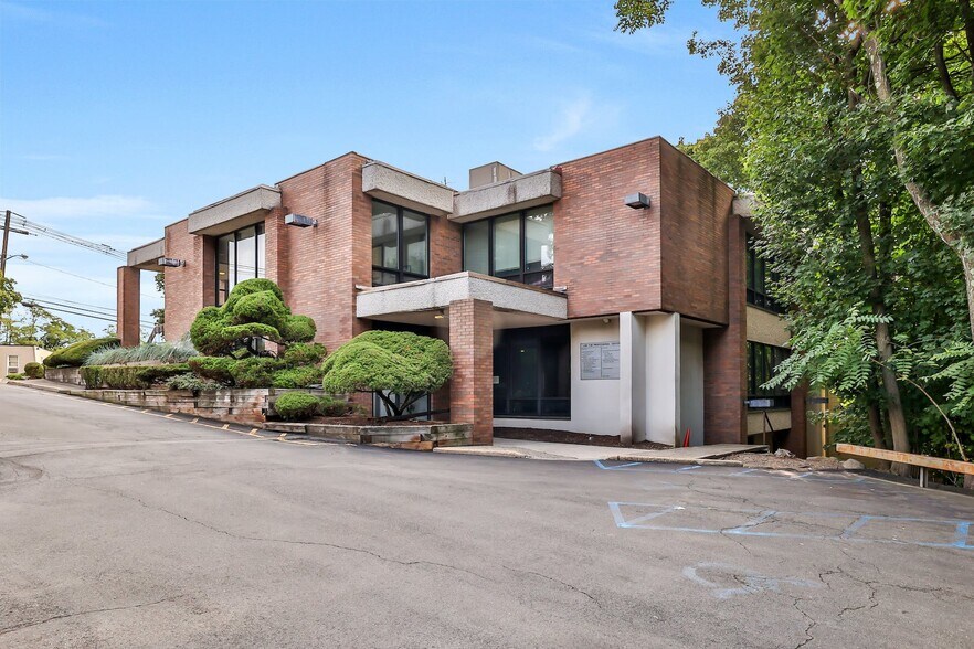 More Photos Of 171 Ramapo Rd, Garnerville Office For Lease