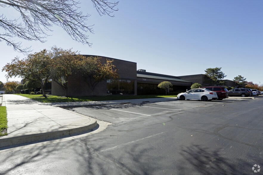 More Photos Of 15303-15335 W 95th St, Lenexa Light Distribution For Lease