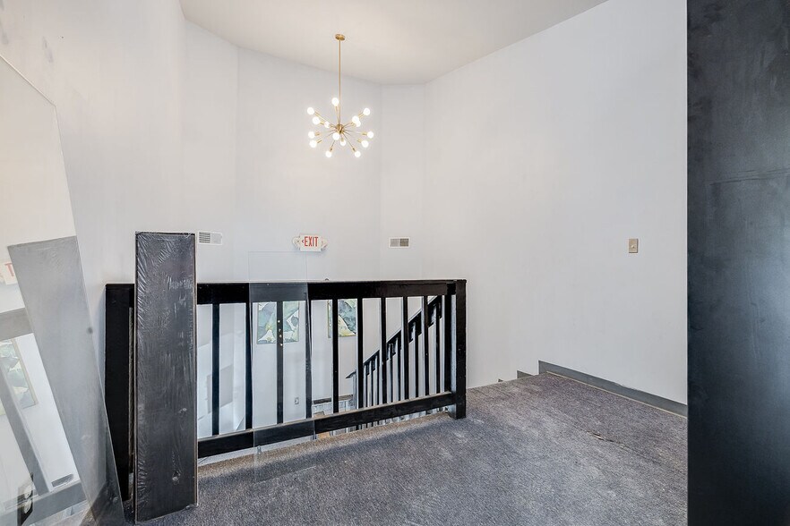 More Photos Of 302 W Victory Dr, Savannah Freestanding For Sale