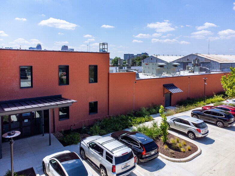 More Photos Of 1305 E Houston St, San Antonio Research And Development For Lease