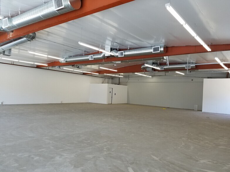 More Photos Of 18215-18217 Parthenia St, Northridge Storefront For Lease