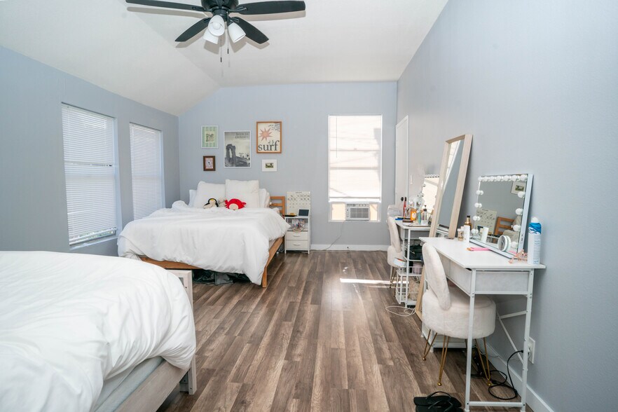 More Photos Of 1951 Hornblend St, San Diego Apartments For Sale