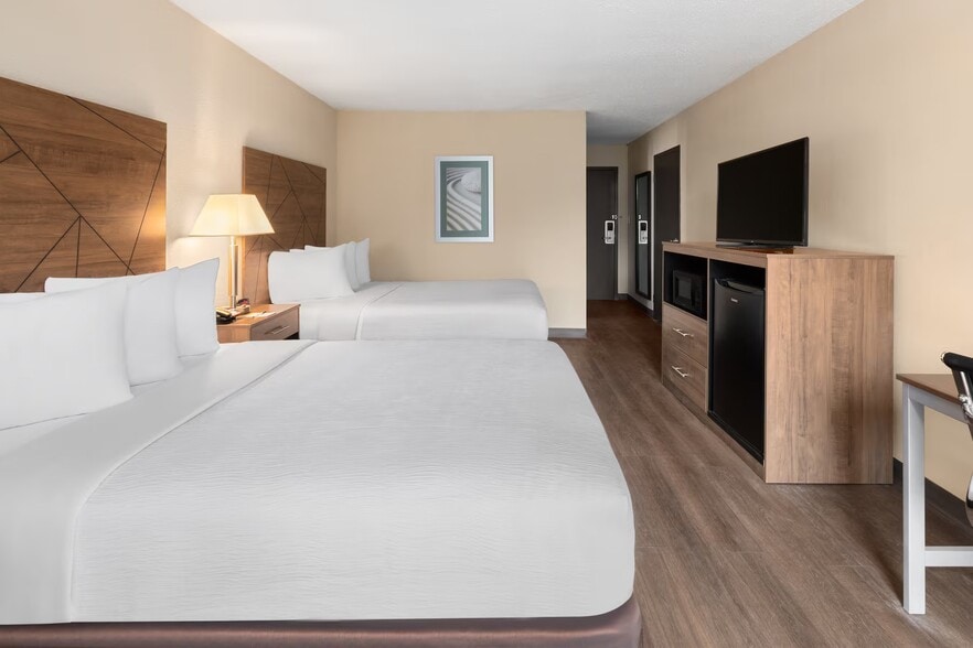 More Photos Of 2537 Rochester Ct, Troy Hotel For Sale