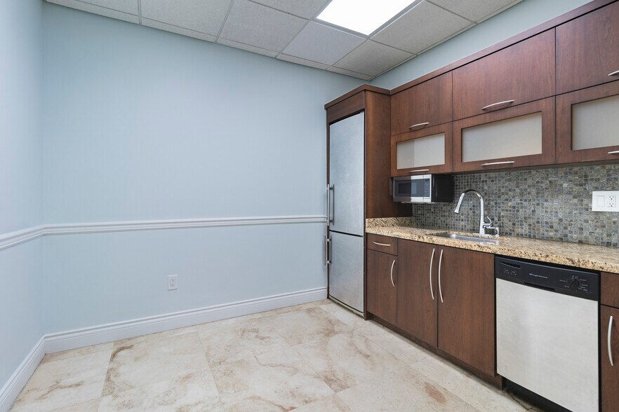 More Photos Of 6141 Sunset Dr, South Miami Medical For Lease